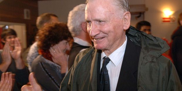 Helen Clark's father George Clark gives the thumbs up after the election in 2005. File photo.