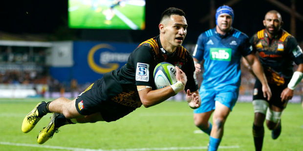 Shaun Stevenson dives over for the Chiefs. Photo / Getty