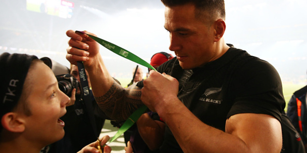 Sonny Bill Williams gives his winning medal to young fan Charlie Lines following the 2015 Rugby World Cup Final match. Photo / Getty.
