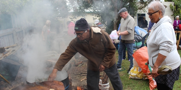 Huatahi Albert and Ataneta Paewai were attempting to dye flax with walnut skins.