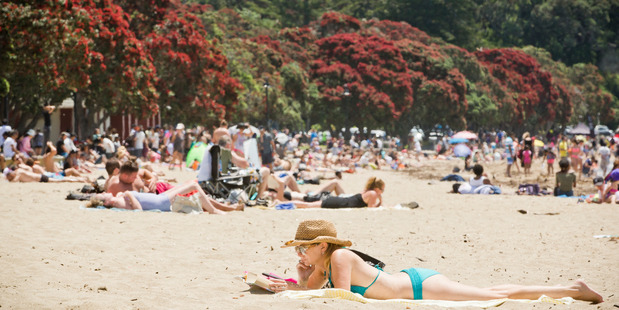 Auckland holiday makers enjoy the summer heat at Mission Bay. Photo: Greg Bowker