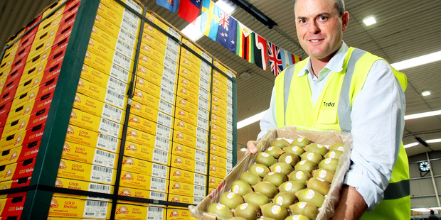Todd Muller with some kiwifruit. Photo/File