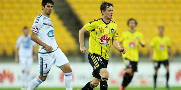 Michael McGlinchey of the Phoenix makes a break from Gui Finkler of the Victory. Photo/Getty.