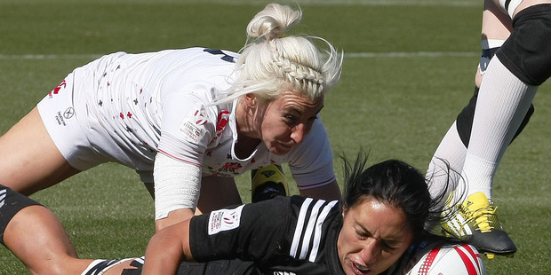 New Zealand's Sara Goss falls in for a score as England's Alice Richardson makes the late tackle. Photo / Getty Images.