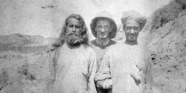 New Zealand soldier "Blandford" (centre) with Sikh soldiers at Gallipoli. Photo / Alexander Turnbull Library