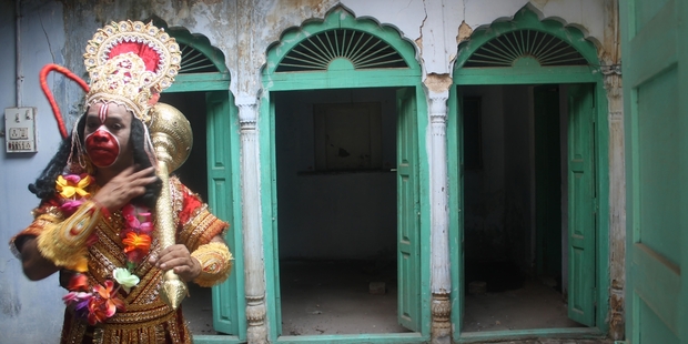 A performer on Darwesh walking tour of Delhi.