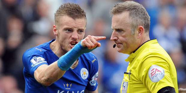 Leicester City's Jamie Vardy gestures to referee Jonathan Moss after being given a second yellow card and sent off. Photo / AP.