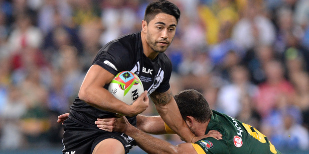 Kiwis halfback Shaun Johnson pushes away from Kangaroos captain Cameron Smith during the 2014 Four Nations final. Photo/Getty.