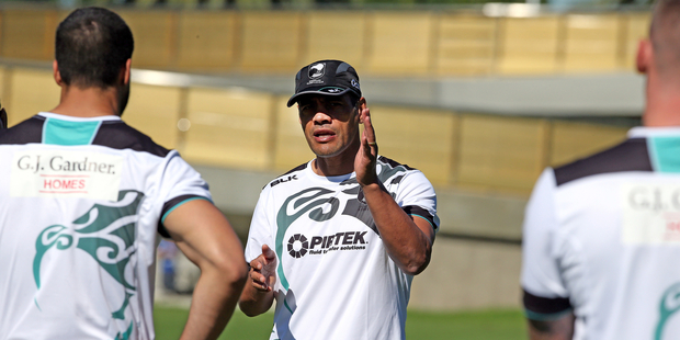 National league coach Stephen Kearney runs the Kiwis through their drills at Moore Park in Sydney yesterday. Photo / Photosport