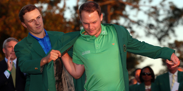 Jordan Spieth (L) presents Danny Willett with the green jacket after Willett won the 2016 Masters Tournament. Photo / Getty