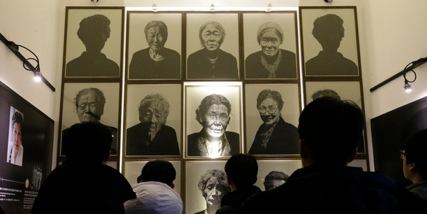 South Korea high school students look at portraits of late former "sex slaves" who were forced to serve for the Japanese Army during World War II. AP photo / Ahn Young-joon
