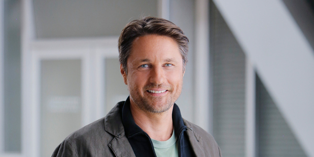Martin Henderson as Dr. Nathan Riggs in Grey's Anatomy.