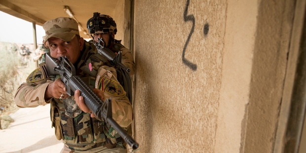 Iraqi troops train with New Zealand Defence Force personnel during John Key's visit. Photo / Fairfax Media