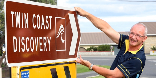 Tourists will now have an app to help them navigate the Twin Coast route, as well as the current road signs, displayed by tourism leader Jeroen Jongejans.
