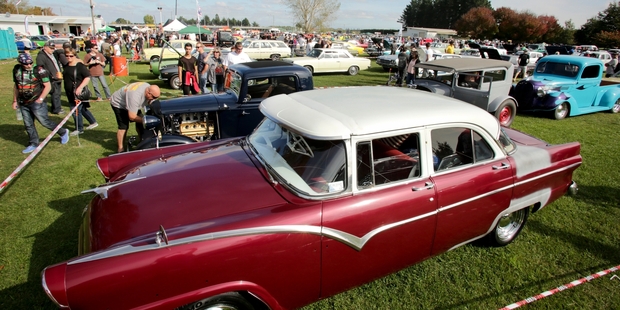 Cars and crowds at yesterday's 24th annual Marineland Street Rod and Kustom Klub Hot Road and Classic Car Festival. More than 4000 people came to Meeanee Speedway to look at hundreds of cars. Photo / Warren Buckland