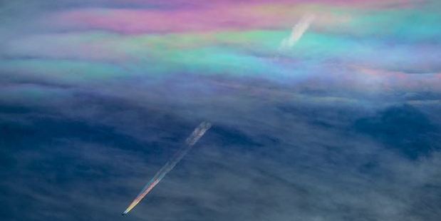 Amazing rainbow contrails Photo: Twitter / @KAGAYA_11949