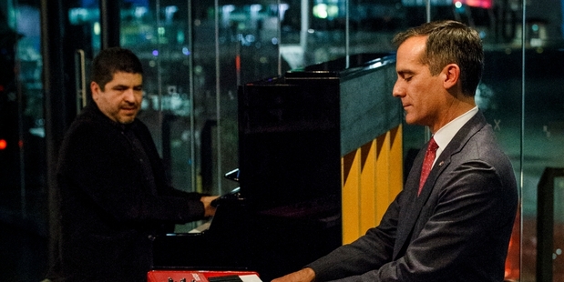 Otmaro Ruiz and Los Angeles Mayor Eric Garcetti play at function in Auckland.