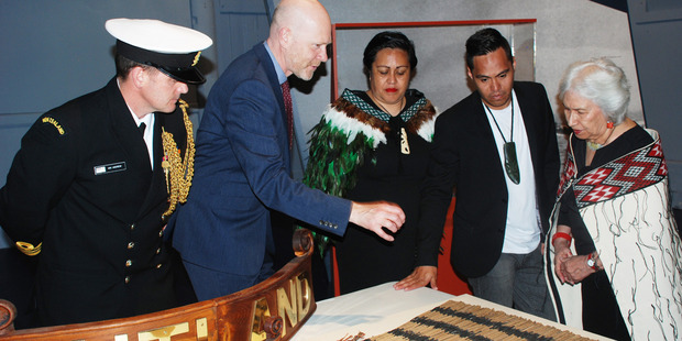 Ian Andrew, Matthew Sheldon, Joylene Winitana-Fenikowski, Lewis Whaitiri and Esther Kerr-Jessop of the Ng?ti R?nana London M?ori Club at the handover ceremony. Photo / NMRN
