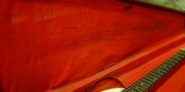 A wriiten note from Dinah Lee to Midge Marsden in his Jansen Beatmaster guitar case.