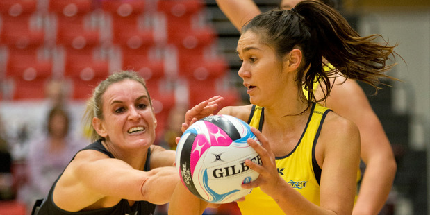 Ameliaranne Wells fights it out with Leana de Bruin during tonight's ANZ Championship match. Photo / Alan Gibson
