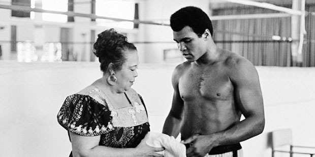 Ali with his mother Odessa Clay during a training session days before the Rumble in the Jungle.