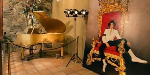 Art piece of Michael Jackson alongside his piano.
