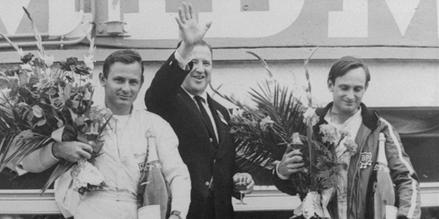 Bruce McLaren (left) and Chris Amon on the Le Mans podium with Henry Ford II, builder of their winning car. Phoro / AP