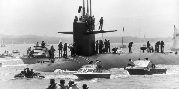 Protesters calling for a nuclear-free Pacific, and police launches, greet the nuclear submarnie USS Haddo when it visited in 1979. Photo / NZ Herald Archives