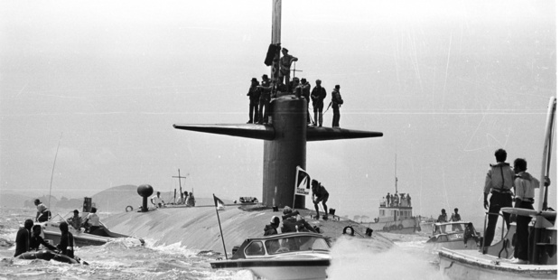 Protesters calling for a nuclear-free Pacific, and police launches, greet the nuclear submarnie USS Haddo when it visited in 1979. Photo / NZ Herald Archives
