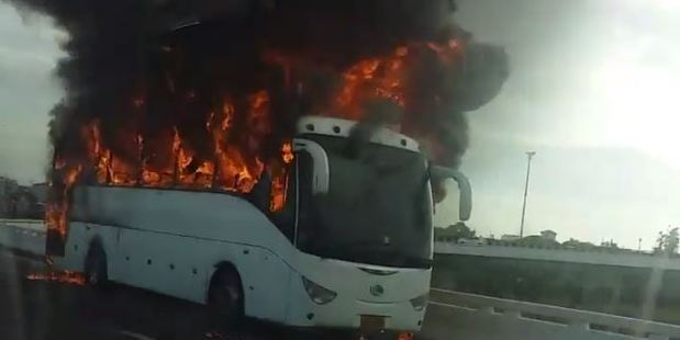 A passenger in another vehicle captured the dramatic footage of the burning bus. Photo / Twitter, @air_reservoir