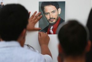 A child posts a photograph of Alejandro 'Jano' Fuentes outside Tras Bambalinas music school in Chicago. Photo / AP