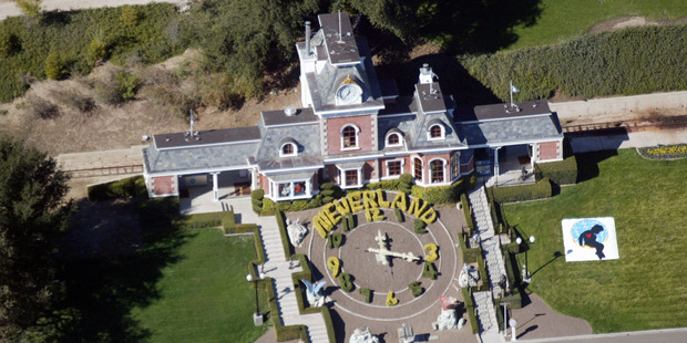 The police report claims that officers found at least seven collections of work with nude teenage boys in Jackson's bedroom and bathroom at Neverland. Photo / Getty Images