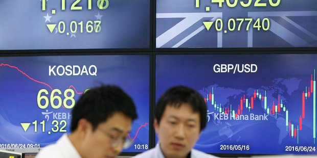 Currency traders talk near screens showing foreign exchange rates between British pound/the U.S. dollar and euro/the U.S. dollar at a foreign exchange dealing room in Seoul, South Korea. Photo / AP