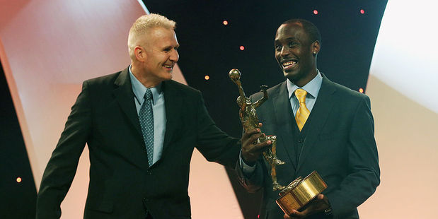 Australian basketball legend Andrew Gaze presenting Cedric Jackson with the NBL Most Valuable Player Award in 2013. Photo / Getty Images