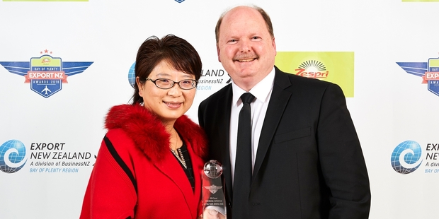 Maggie and Brett Bargh from Streamland Honey Plant, winner of the YOU Travel Emerging Exporter of the Year Award at the Bay of Plenty ExportNZ Awards 2016.