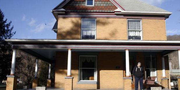 Scott Lloyd stands on the front porch of his home which is the house used as the home of psychotic killer Buffalo Bill in The Silence of the Lambs. Photo / AP