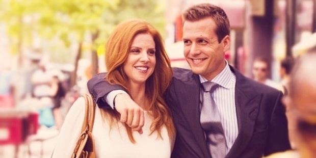 Sarah Rafferty as Donna Paulsen and Gabriel Macht as Harvey Specter in Suits.