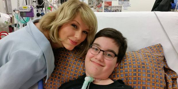 Taylor Swift was happy to stop and pose with fans at the hospital. Photo / Facebook