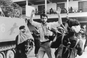 New York Times correspondent, Sydney Schanberg ( Sam Waterson ) is surrounded by deadly Khmer Rouge troops in The Killing Fields.