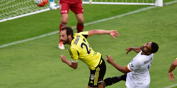 Andrew Durante led the Phoenix in an outstanding defensive display against the Roar. Photo / photosport.nz