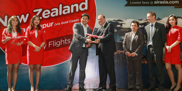 Benyamin Ismail, CEO of AirAsia X Berhad (centre left) with John Subritzky, New Zealand High Commissioner to Malaysia (centre right) announcing its latest route to Auckland from Kuala Lumpur via Gold Coast, in the company of Matt Ritchie, Trade Commissioner to Malaysia and Brunei, New Zealand Trade & Enterprise (2nd from right) and Peppy Adi-Purnomo, Southeast Asia and India Development Manager, Auckland Airport (3rd from right).