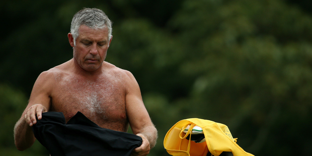 Steve Williams changes his shirt on the course in 2014. He is attracting attention for his wit this time. Photo / Getty Images