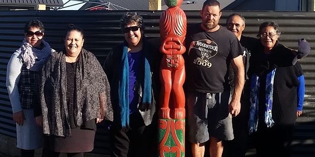 Te Whakaruruhau Waikato Women's Refuge staff and volunteers with the carving completed and donated by Te Ao Marama participants.