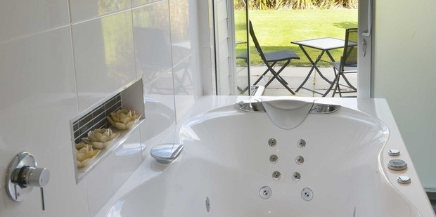 The luxurious bath at the Platinum Lodge just outside of Stratford. Photo / platinumlodge.co.nz