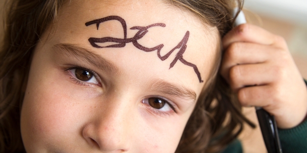 Marley Moon, 8, got former All Black Dan Carter to sign her forehead while he was visiting Waiheke High School yesterday. Photo / Jason Oxenham
