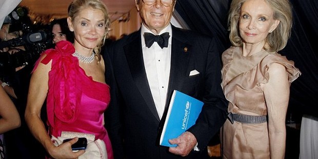 Sir Roger with Kiki (right) and Christina Knudsen (left) in 2010.
