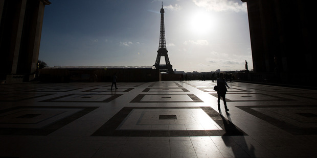 Tourists walk through the Jardins du Trocadero in front of the Eiffel Tower in Paris, France. Photo /Bloomberg