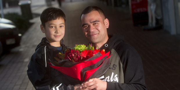 Cameron Bidois thanks Ihaia Herewini with flowers. Photo/Ben Fraser