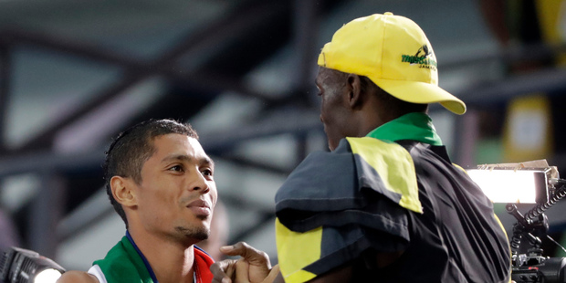 Jamaica's Usain Bolt, gold medal winner in the men's 100-meter, shakes hands with South Africa's Wayde Van Niekerk, gold medallist for the men's 400-meter. Photo / AP.