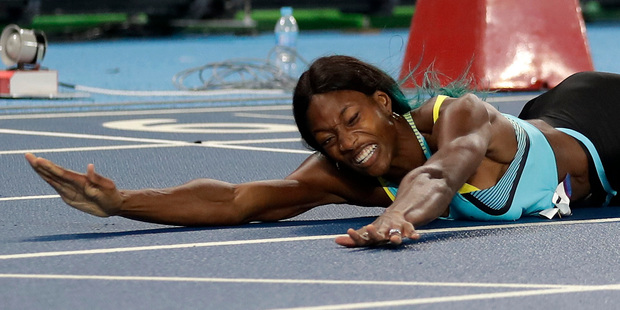 Bahamas' Shaunae Miller falls over the finish line to win gold in the women's 400-meter final during the athletics competitions of the 2016 Summer Olympics. Photo / AP.